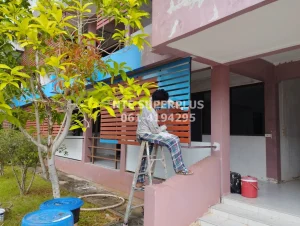 ช่างกำลังทำงานด้านนอกบริเวณหน้าอาคาร – ลงมือปรับปรุงโดยเน้นความปลอดภัยและความละเอียด
