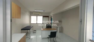 ห้องตรวจรักษาหรือใช้งานเฉพาะทาง – ตกแต่งด้วยโทนสีสะอาดตา เหมาะกับคลินิก