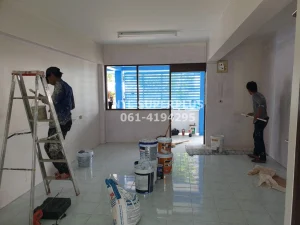 ทีมช่างกำลังดำเนินงานตกแต่งภายใน – ลงมือจริงด้วยความละเอียดในทุกขั้นตอน