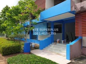 ภาพรอบตัวอาคารฝั่งขวา – พื้นที่รอบอาคารที่ถูกจัดระเบียบเพื่อความเรียบร้อย